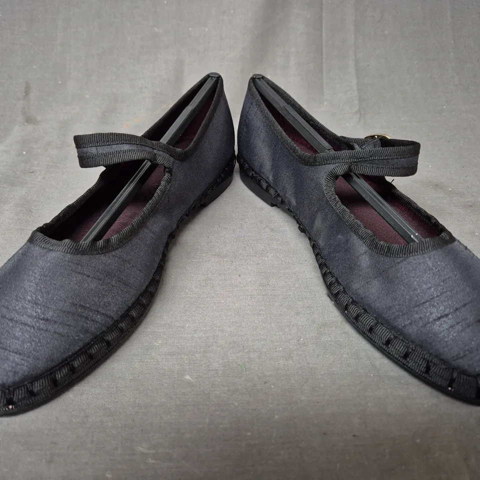 BOXED PAIR OF FLABELUS CAUFIELD SHOES IN BLACK EU SIZE 36