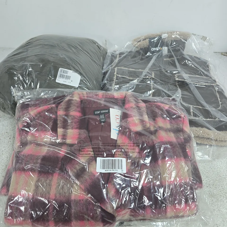APPROXIMATELY 12 ASSORTED JACKET CLOTHING ITEMS IN VARIOUS SIZES, COLOURS & STYLES TO INCLUDE BRANDS SUCH AS ONLY, CENTIGRADE, SEASALT CORNWALL, ETC - COLLECTION ONLY