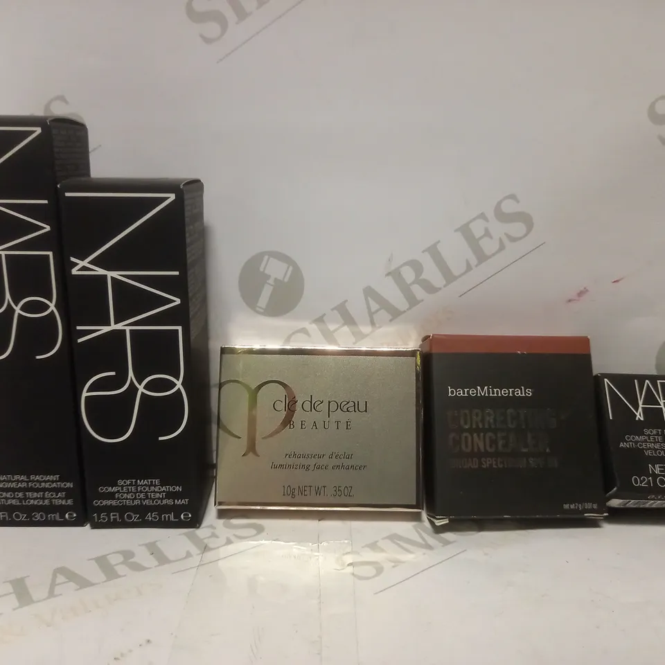 BOX OF APPROX 30 HEALTH AND BEAUTY ITEMS TO INCLUDE -BARE MINERALS CORRECTING CONCEALER - NARS COMPLETE FOUNDATION MED 3 - NARS LONG WEAR FOUNDATION MED/DARK 2.3 ECT 