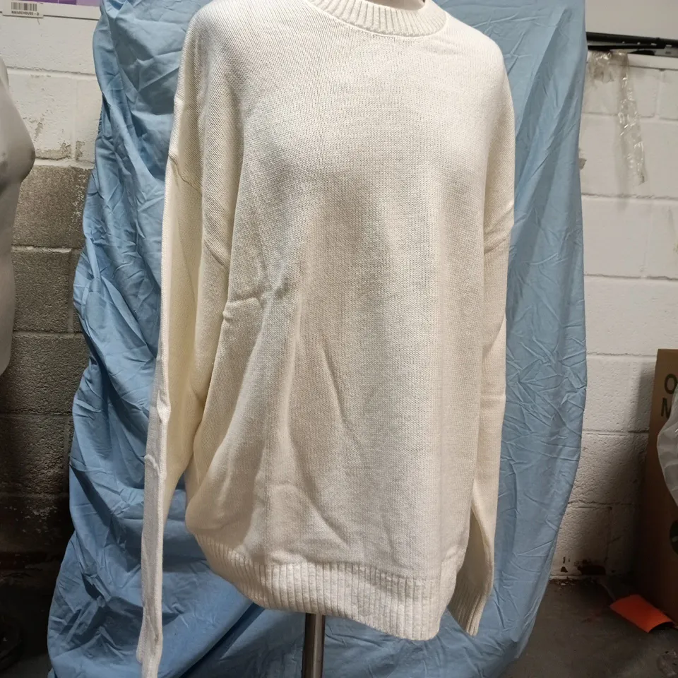 Hollister Boxy Fit Knit Jumper – White, Size M – Made in Cambodia