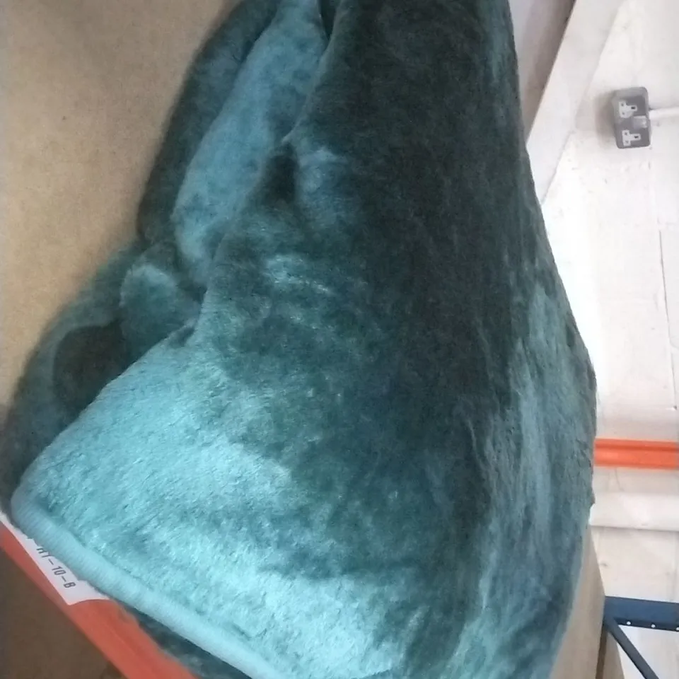 DIAS THROW W200 X L240CM IN GREEN 