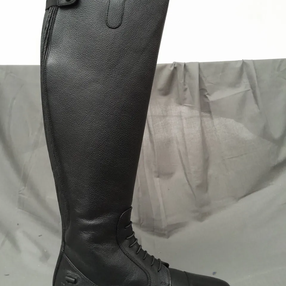 BOXED PAIR OF RHINEGOLD ELITE LUXUS LEATHER LACED RIDING BOOTS IN BLACK SIZE 8