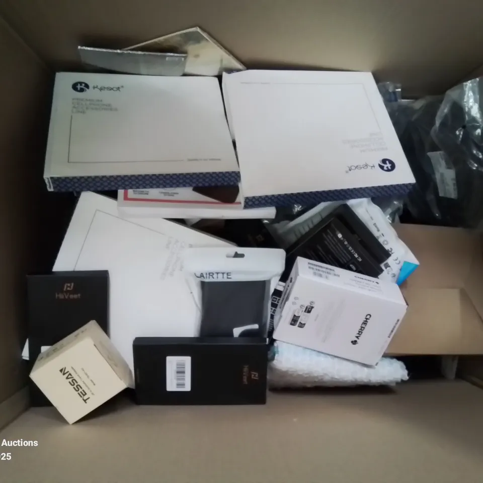 BOX CONTAINING LARGE AMOUNT OF BOXED ELECTRICAL ITEMS TO INCLUDE: DOWN LIGHTS, LIGHT BULBS, PHONE CASES ETC.