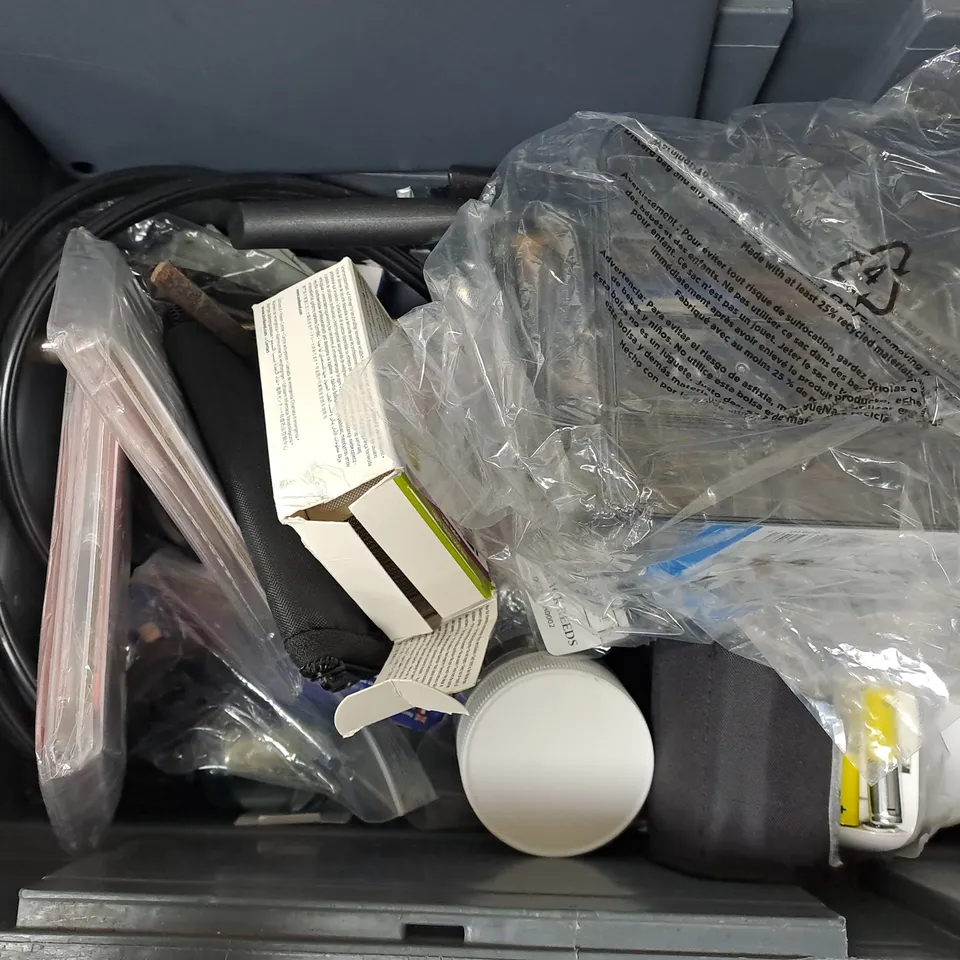 APPROXIMATELY 12 ASSORTED HOUSEHOLD ITEMS TO INCLUDE BATTERY ORGANISER, JSN KNIFE, TABLET CASE, ETC - COLLECTION ONLY