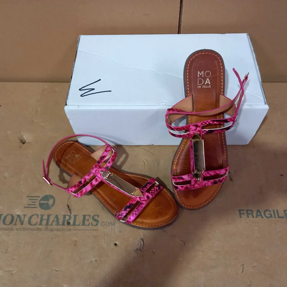 BOXED PAIR OF MODA IN PELLE SANDALS - SIZE 41