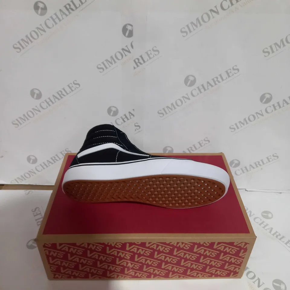BOXED PAIR OF VANS COMFYCRUSH SK8-HI UK 8.5