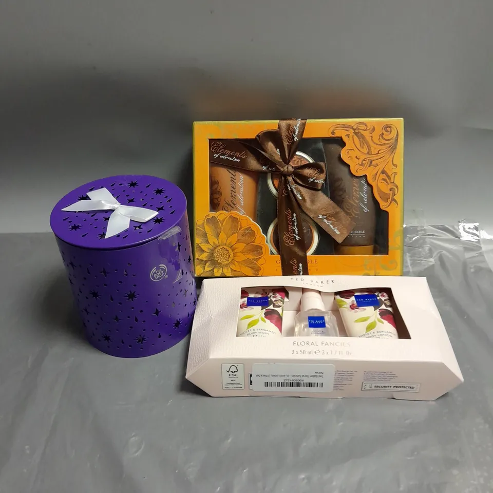 BOX OF 3 ASSORTED BODY CARE PRODUCTS TO INCLUDE - TED BAKER FLORAL FANCIES - GRACE COLE ELEMENTS OF RELAXATION GIFT SET - THE BODY SHOP WHITE MUSK COLLECTION