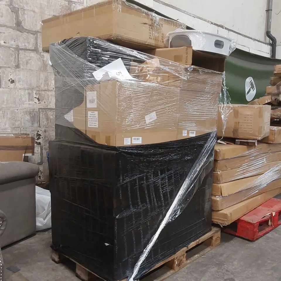 PALLET CONTAINING A VERY LARGE QUANTITY OF CAT LITTER BOXES AND OTHER ASSORTED ITEMS 
