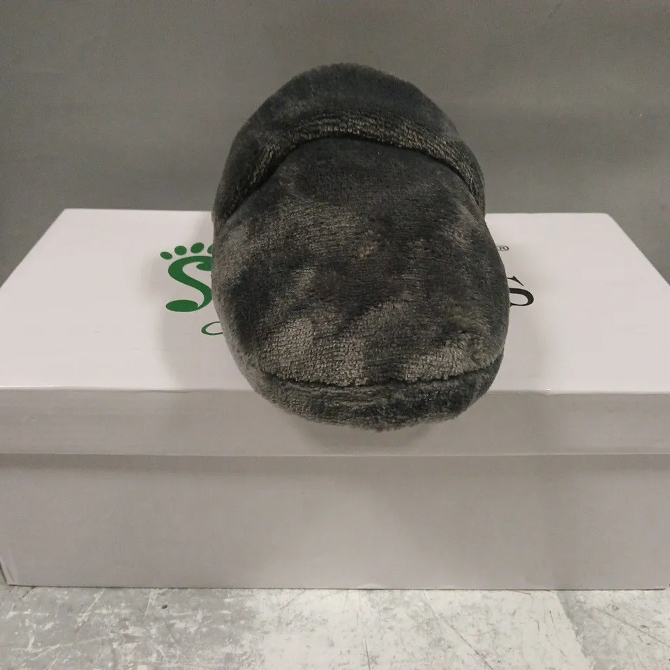 BOXED PAIR OF SNUG TOES SLIPPERS IN GREY SIZE 7
