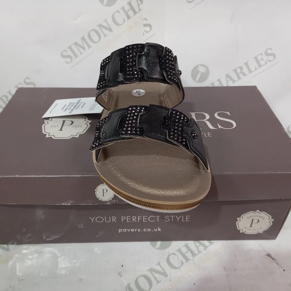 BOXED PAIR OF PAVERS OPEN TOE SANDALS IN BLACK W. JEWEL EFFECT SIZE 6