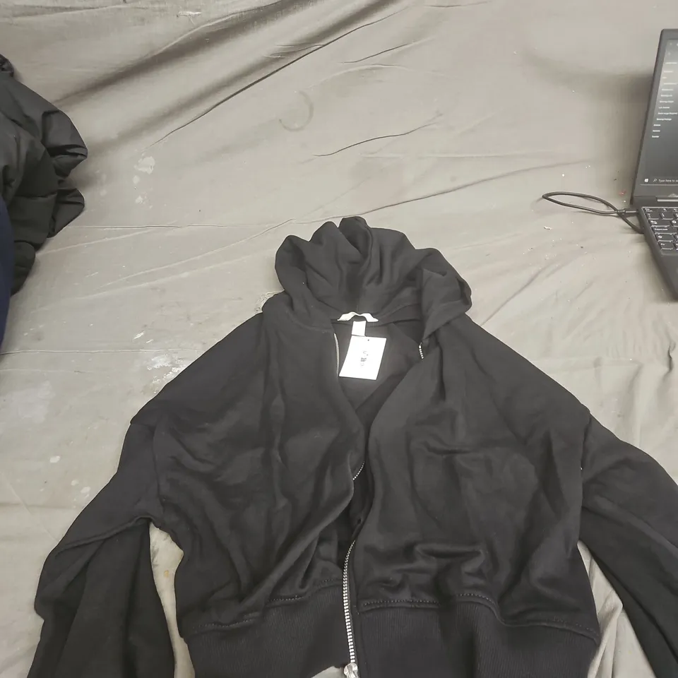 BOX OF APPROXIMATELY 15 ASSORTED CLOTHING ITEMS TO INCLUDE: H&M JUMPER