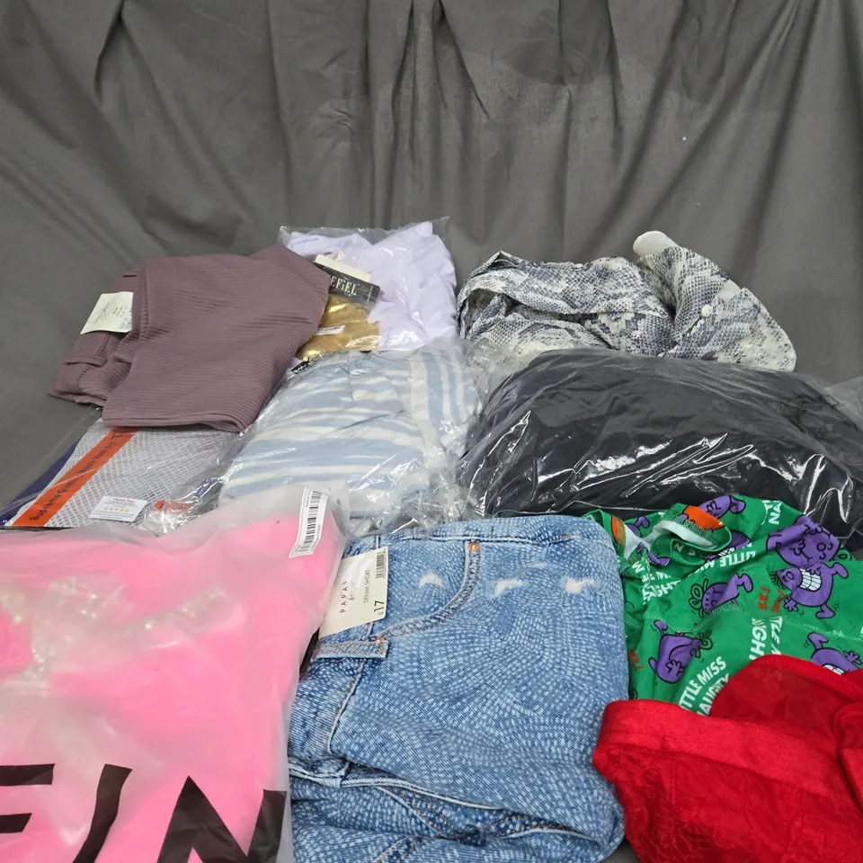 MEDIUM BOX OF ASSORTED CLOTHING ITEMS IN ASSORTED COLOURS, SIZES AND STYLES