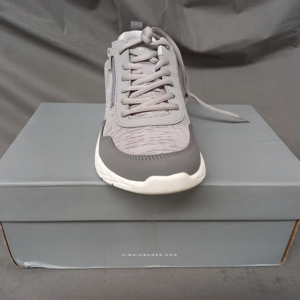 BOXED PAIR OF VIONIC BRISK JETTA TRAINERS IN LIGHT GREY SIZE 5.5