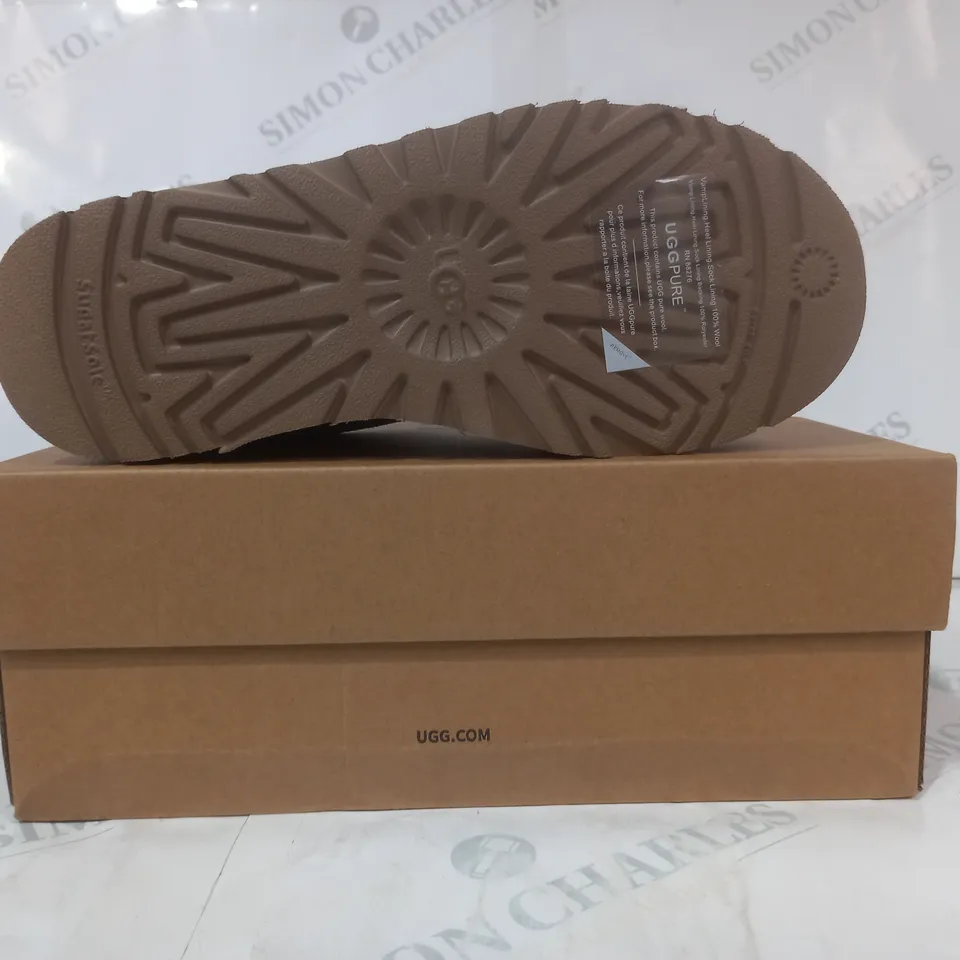 BOXED PAIR OF UGG WTAZZ SHOES IN CHESTNET UK SIZE 5