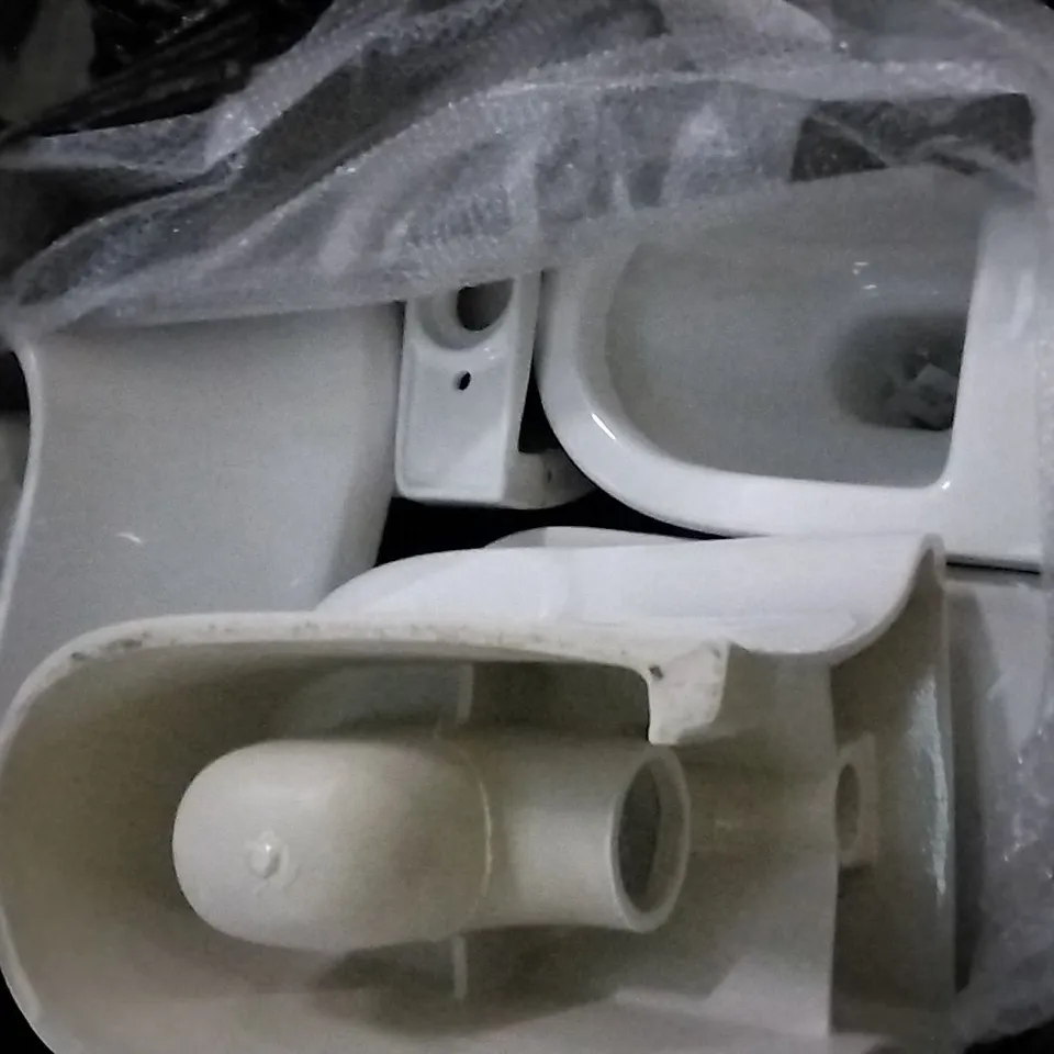 PALLET OF ASSORTED BATHROOM FURNITURE TO INCLUDE WC PANS, TOILET SEAT AND CISTERN