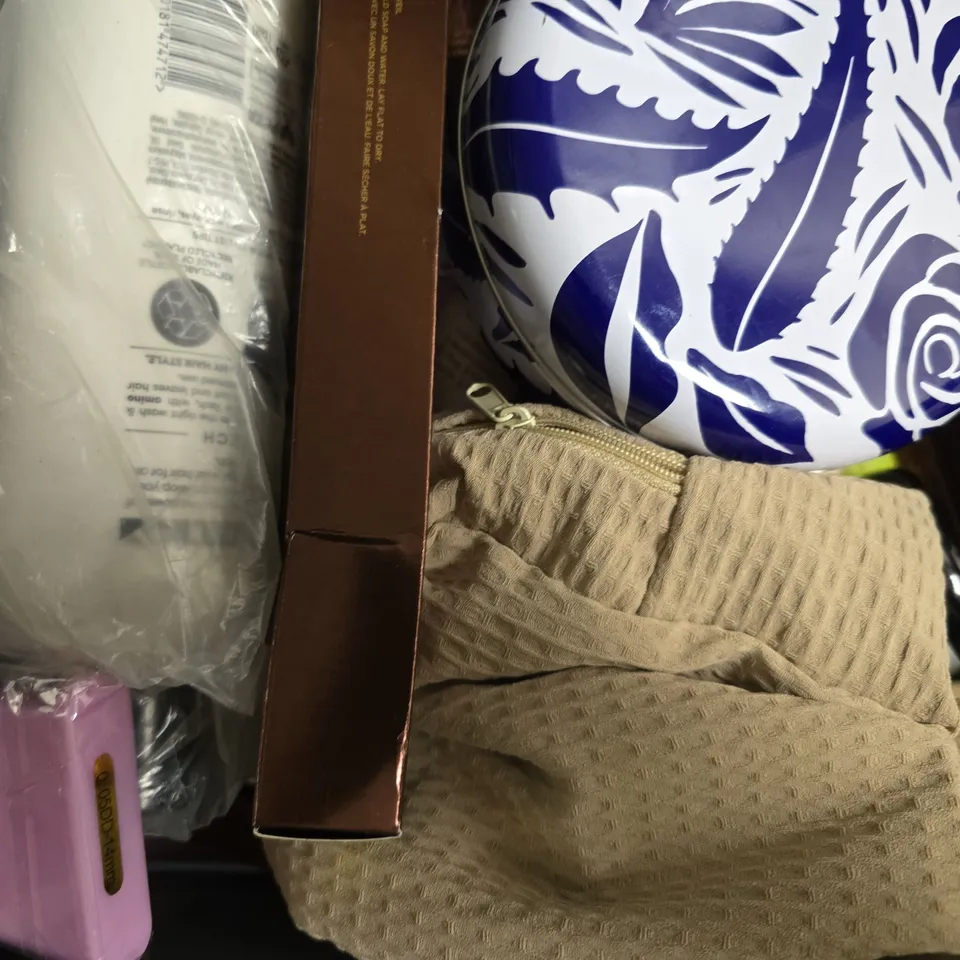 APPROXIMATELY 10 ASSORTED COSMETIC PRODUCTS TO INCLUDE SCALP CARE CONDITIONER, DR SQUATCH, ETC