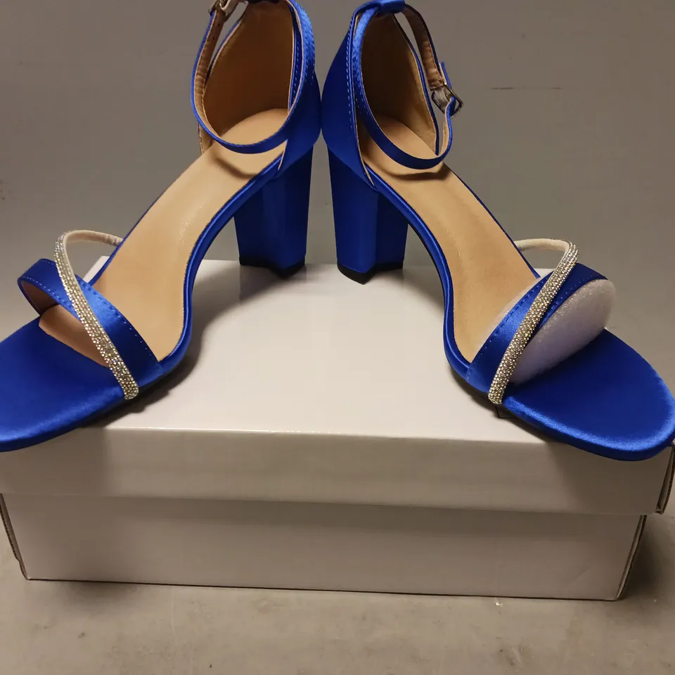 BOXED PAIR OF DESIGNER OPEN TOE BLOCK HEELS IN SAPPHIRE BLUE W. JEWEL EFFECT DETAIL EU SIZE 42