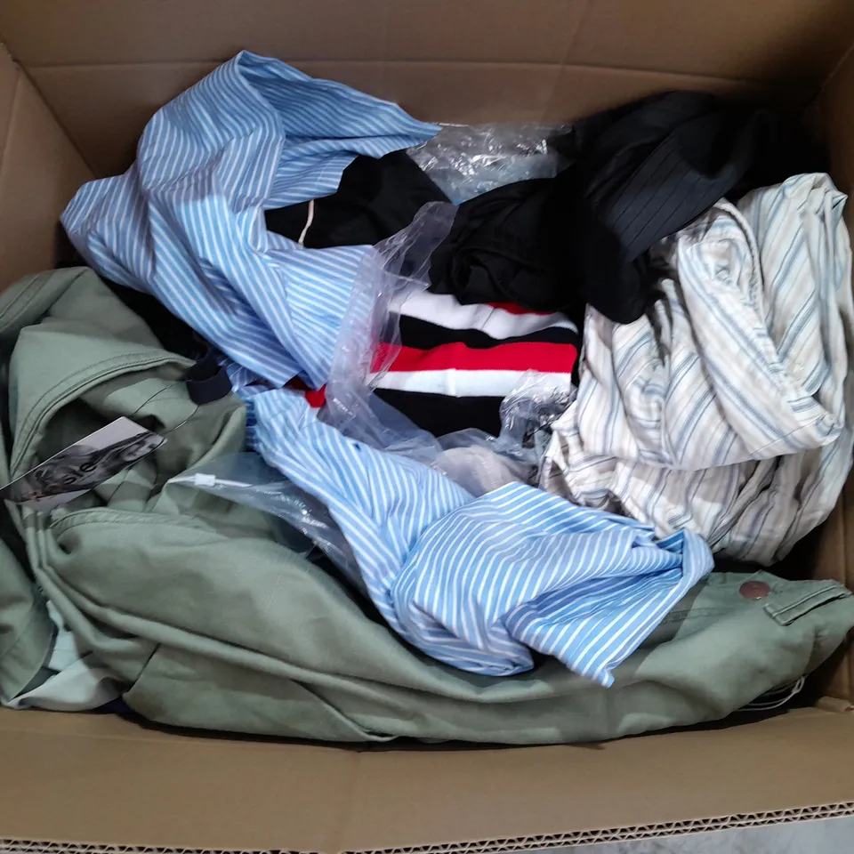 BOX OF APPROXIMATELY 25 ASSORTED CLOTHING ITEMS TO INCLUDE PANTS, TOPS, SWEATERS, ETC 