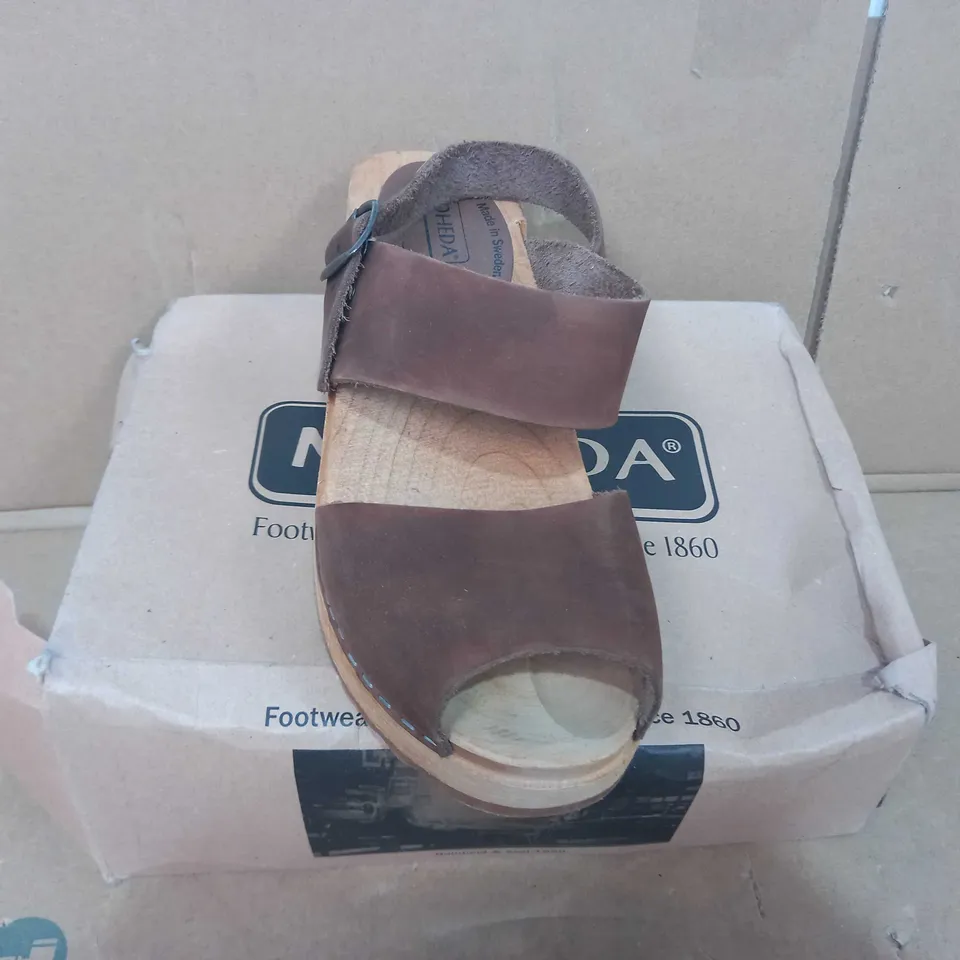 BOXED PAIR OF MOHEDA WOOD EFFECT SANDALS WITH FAUX LEATHER STRAPS EU SIZE 38