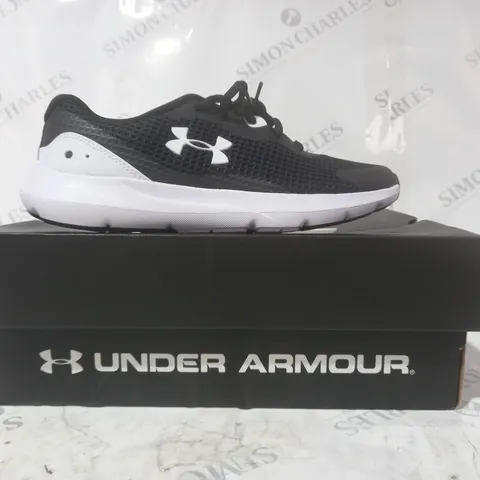 BOXED PAIR OF UNDER ARMOUR SURGE 3 TRAINERS IN BLACK/WHITE UK SIZE 5.5