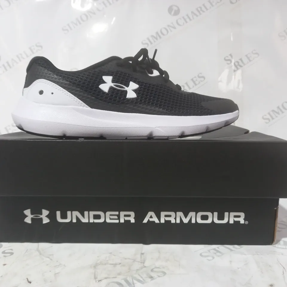 BOXED PAIR OF UNDER ARMOUR SURGE 3 TRAINERS IN BLACK/WHITE UK SIZE 5.5
