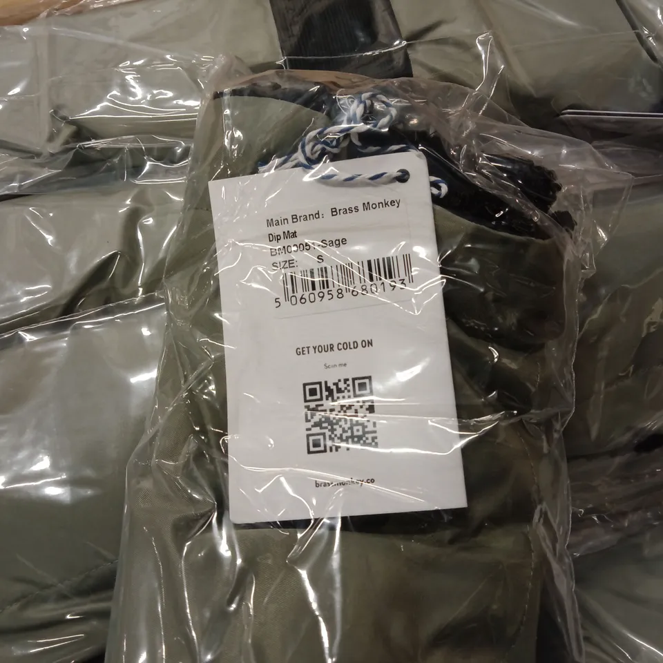 BOX OF APPROXIMATELY 30 X BRAND NEW BRASS MONKEY DIP MATS - SAGE // SIZE: S