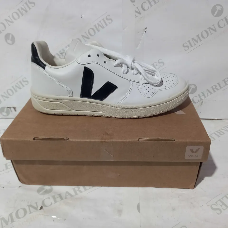 BOXED PAIR OF VEJA LEATHER TRAINERS IN WHITE UK SIZE 6
