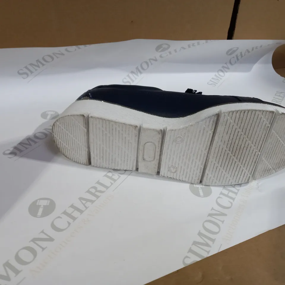 SKETHERS BLUE TRAINER SIZE 7