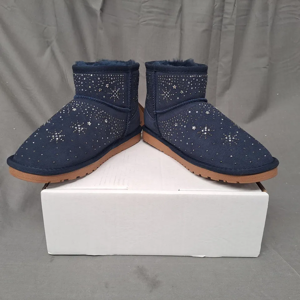 BOXED BONOVA SPARKLE SHEEPSKIN BOOTS, NAVY - SIZE 6