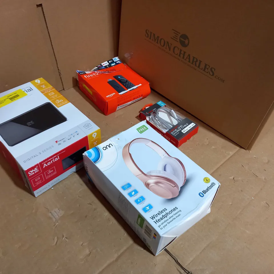 BOX OF APPROX 7 ASSORTED ELECTRICAL ITEMS TO INCLUDE: AERIAL, HEADPHONES, FIRE TV STICK