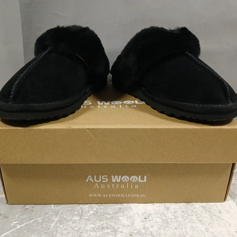 BOXED PAIR OF AUS WOOLI SYDNEY SLIPPERS IN BLACK SIZE UK 5