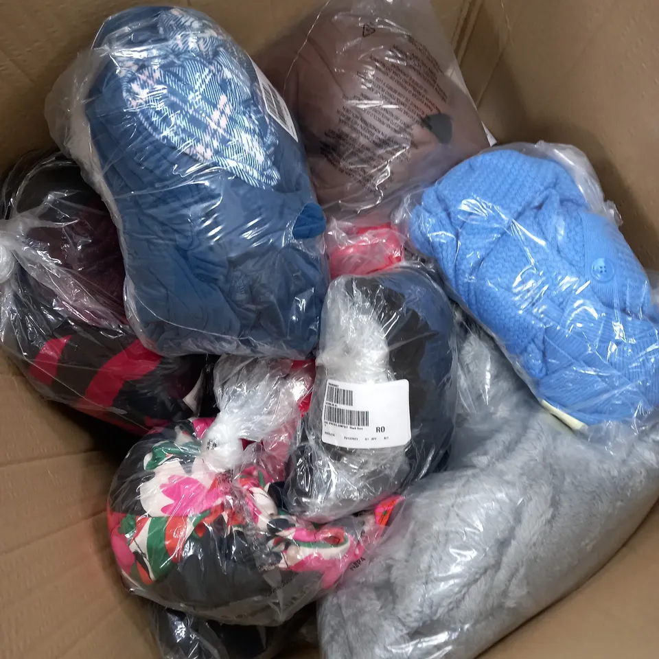 BOX OF APPROXIMATELY 10 CLOTHING ITEMS TO INCLUDE JUMPER, TOPS, PJS ETC