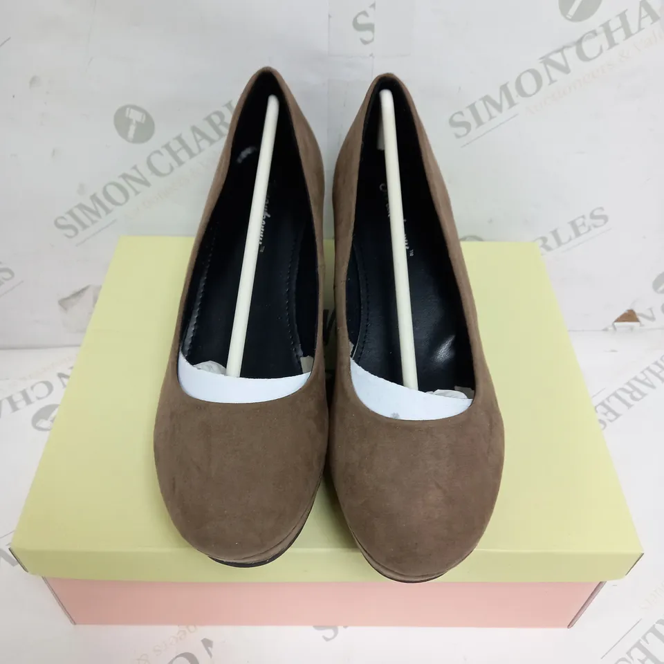 APPROXIMATELY 9 BOXED PAIRS OF STRAWBERRY WEDGE SHOES IN MUSHROOM SIZE 5 