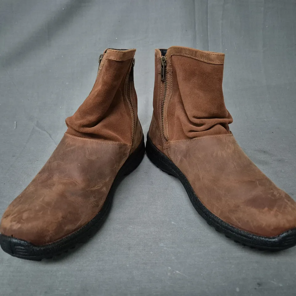 BOXED PAIR OF HOTTER ANKLE BOOTS IN BROWN UK SIZE 7