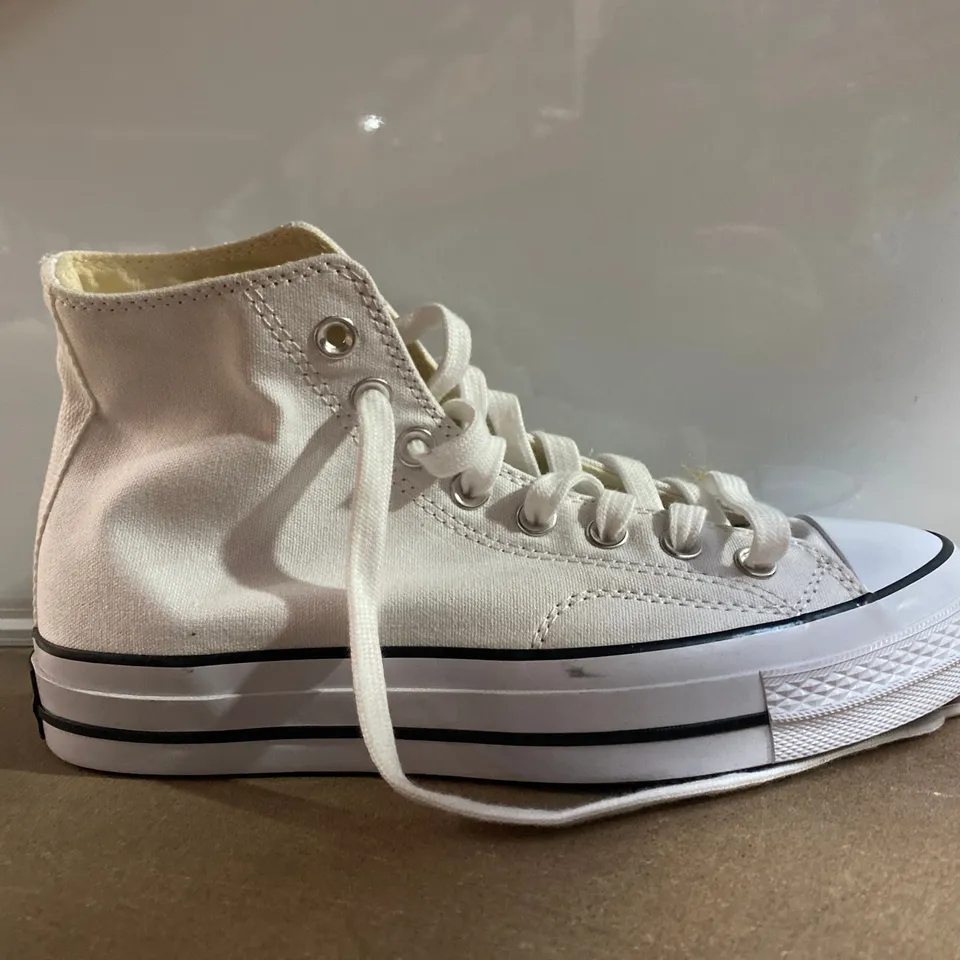 PAIR OF CONVERSE WHITE SHOES SIZE 7.5