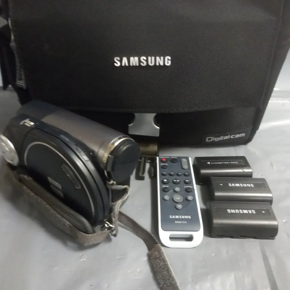 SAMSUNG DVD CAMCORDER WITH SPARE BATTERIES AND CARRY BAG - MODEL VP-DC172W