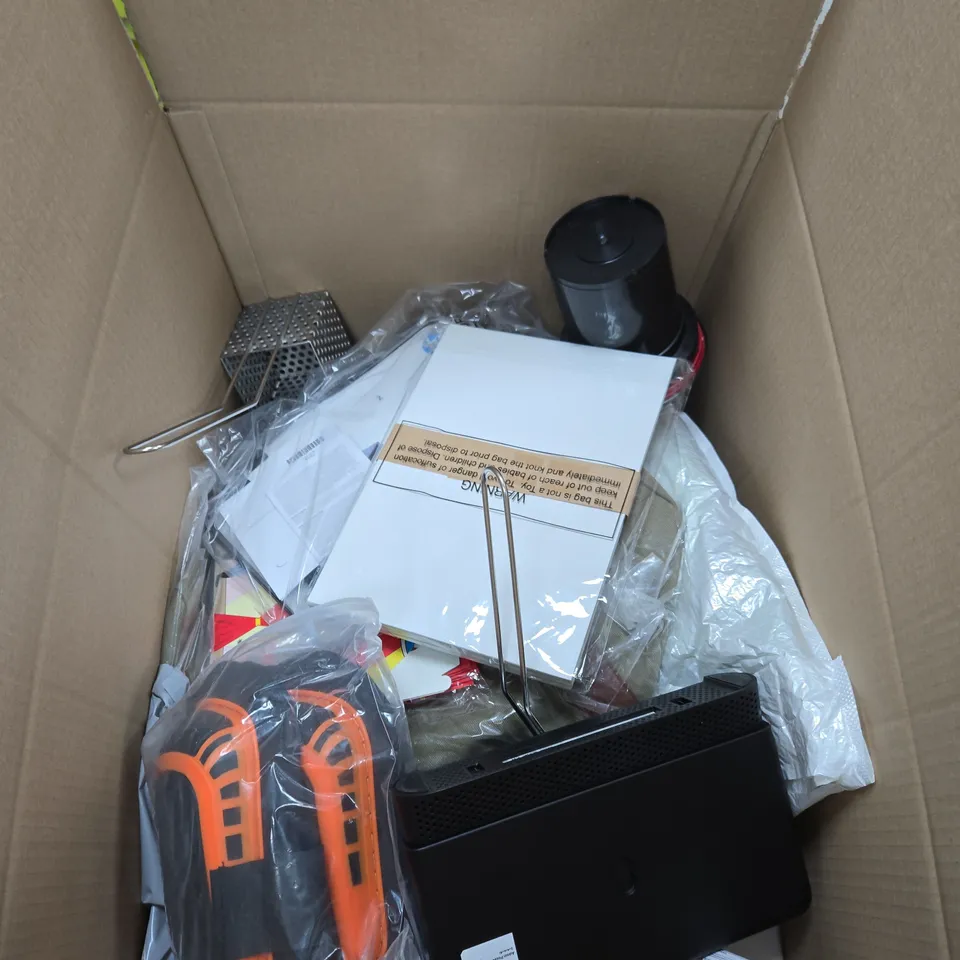 BOX OF APPROXIMATELY 15 ASSORTED HOUSEHOLD ITEMS TO INCLUDE A CUSHION, WHITE ENVELOPES AND DISPOSABLE GLOVES