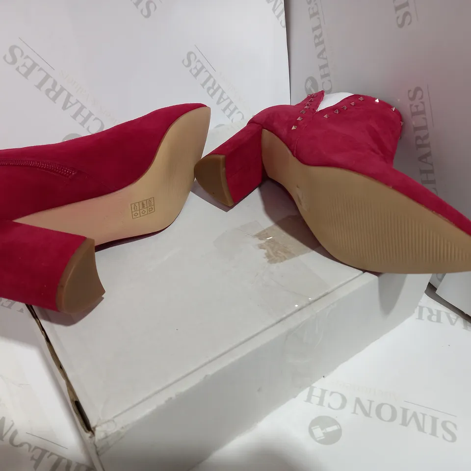 BOXED PAIR OF DESIGNER RED/SPIKE DETAILED ANKLE BOOTS  - SIZE 4.5