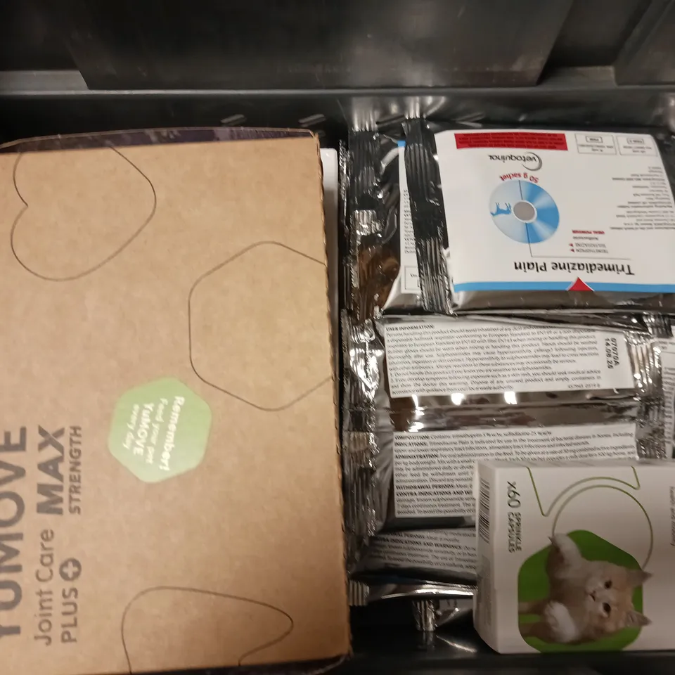 BOX OF APPROXIMATELY 15 ASSORTED PET SUPPLIES TO INCLUDE - HEALTHSPAN FLEXI-JOINTS , PETLABCO JOINT CARE , RADIANCE GOLD SARE SECRET CLAY ETC