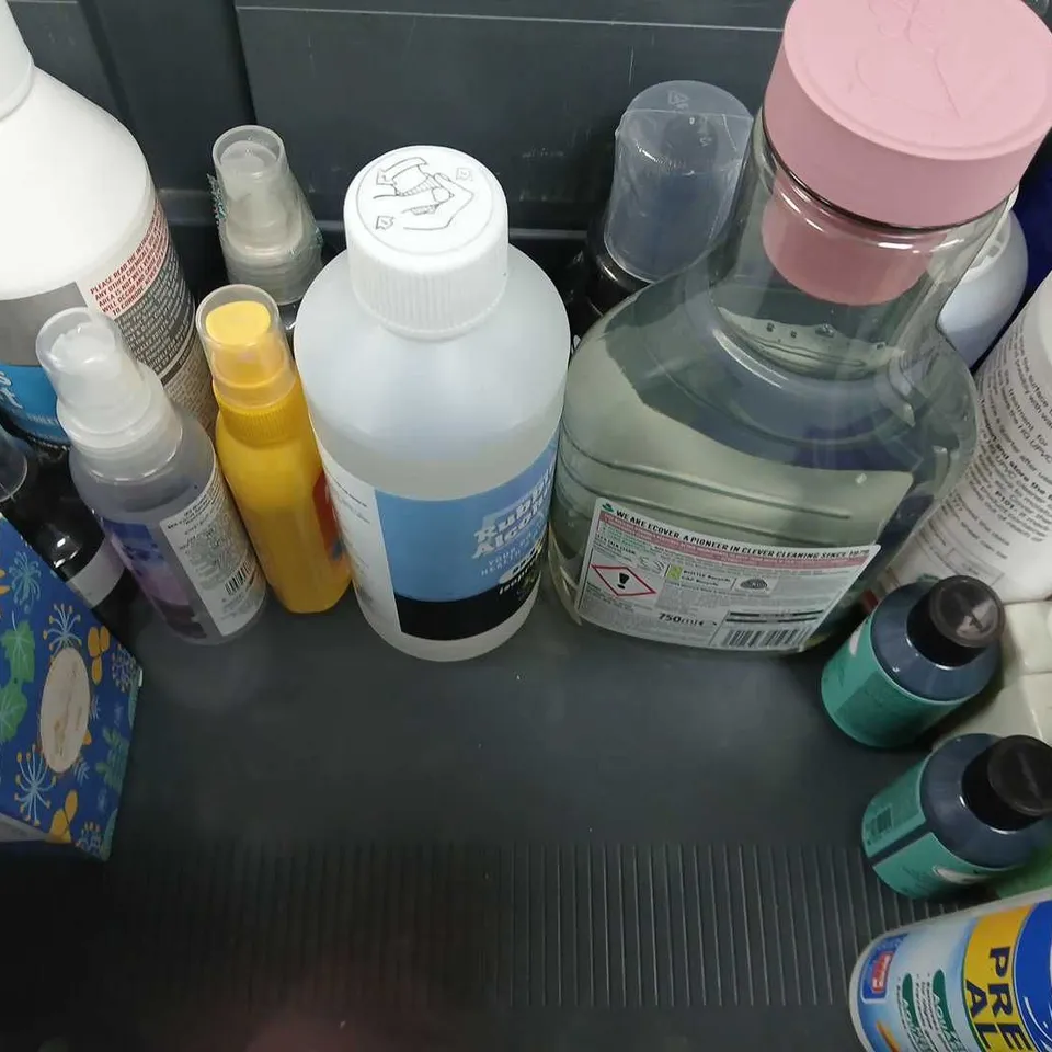 APPROXIMATELY 10 ASSORTED HOUSEHOLD ITEMS TO INCLUDE FABRIC REFRESHENER, WINDOLENE, FLASH, ETC - COLLECTION ONLY