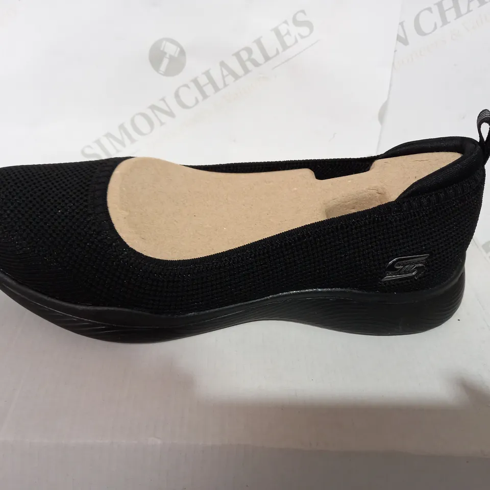 BOXED PAIR OF SKECHERS BLACK PUMPS  - SIZE 5