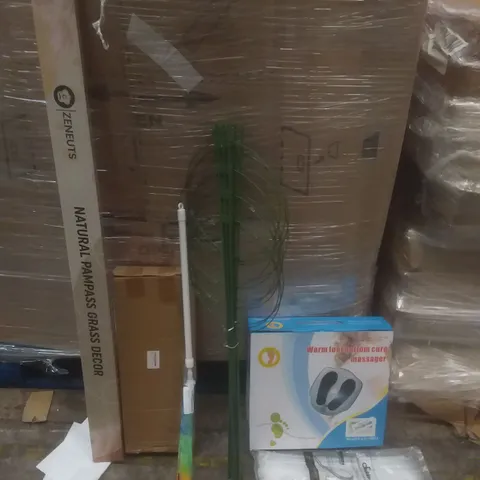PALLET OF ASSORTED ITEMS INCLUDING NATURAL PAMPASS GRASS DECOR, WARM FOOT MASSAGER, CABLE TIES, FITNESS HULAHOOP