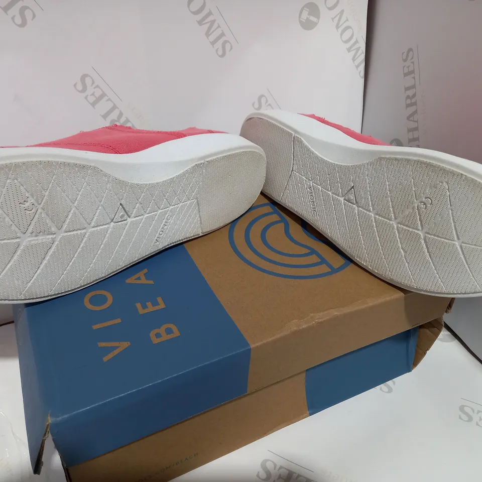 BOXED PAIR OF VIONIC BEACH SEA CORAL PUMP - SIZE 7