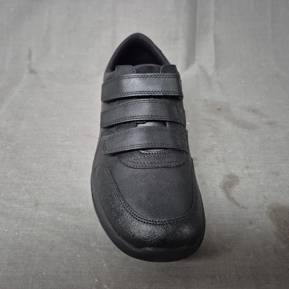 BOXED PAIR OF CLARKS KID'S DAZE STEP 2 SHOES IN BLACK EU SIZE 40