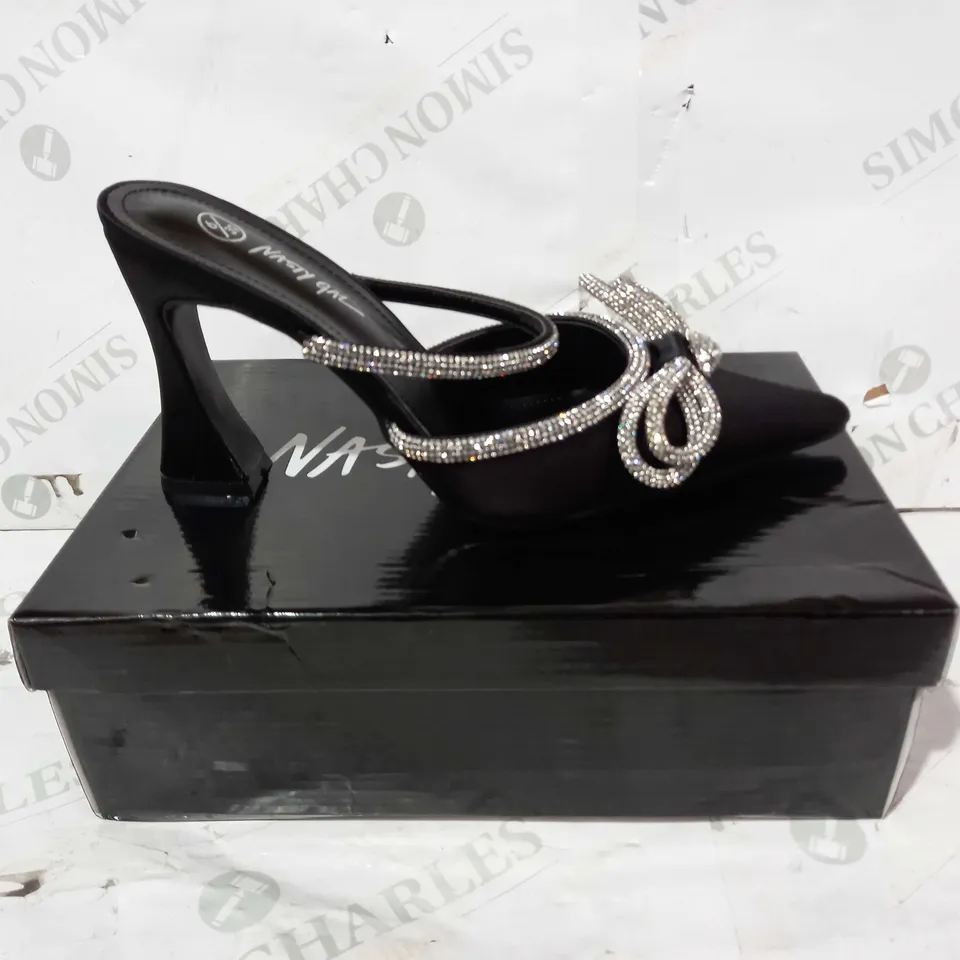 BOXED PAIR OF NASTY GAL SATIN DIAMANTE BOW FRONT HEELS IN BLACK UK SIZE 6