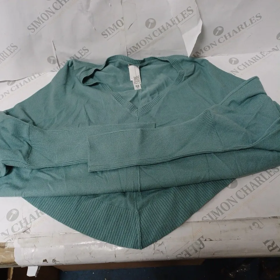 APPROXIMATELY 10 CLOTHING INCLUDING: SKIRTS AND JUMPERS BY WAYNE LAYERS