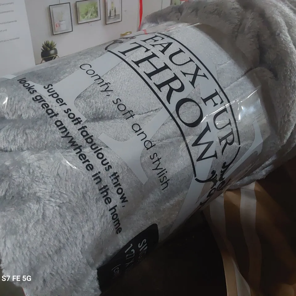 BLANKET THROW 127 × 152cm GREY