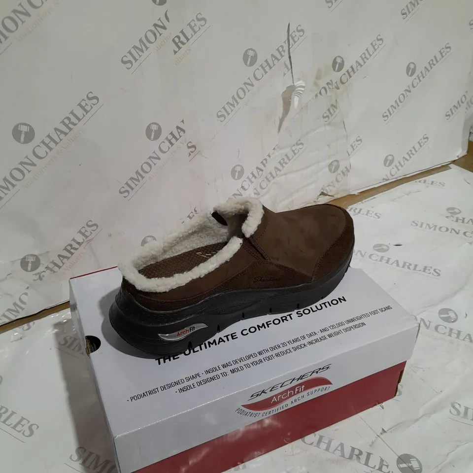 BOXED SKETCHERS ARCHFIT BROWN SHOES SIZE 9