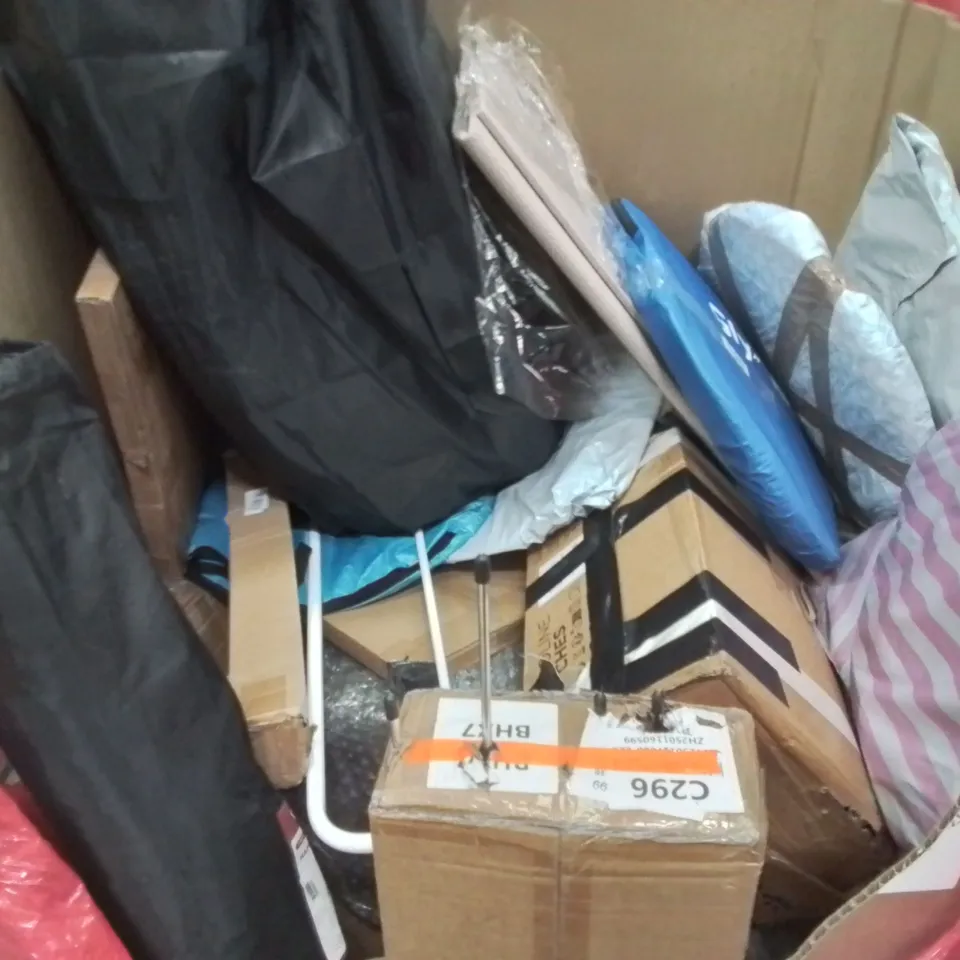 PALLET CONTAINING VARIOUS ASSORTED BOXED HOUSEHOLD ITEMS TO INCLUDE: POP UP TENTS, TRAMPOLINE, LARGE FLOOR MAT, AND LOTS MORE UNMARKED BOXED ITEMS 