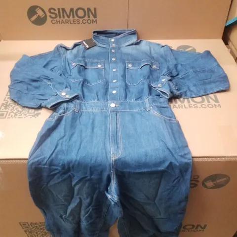 BOX CONTAINING APPROXIMATELY 10 BRAND NEW SIMPLY BE DENIM MID WASH JUMPSUITS - SIZE 14